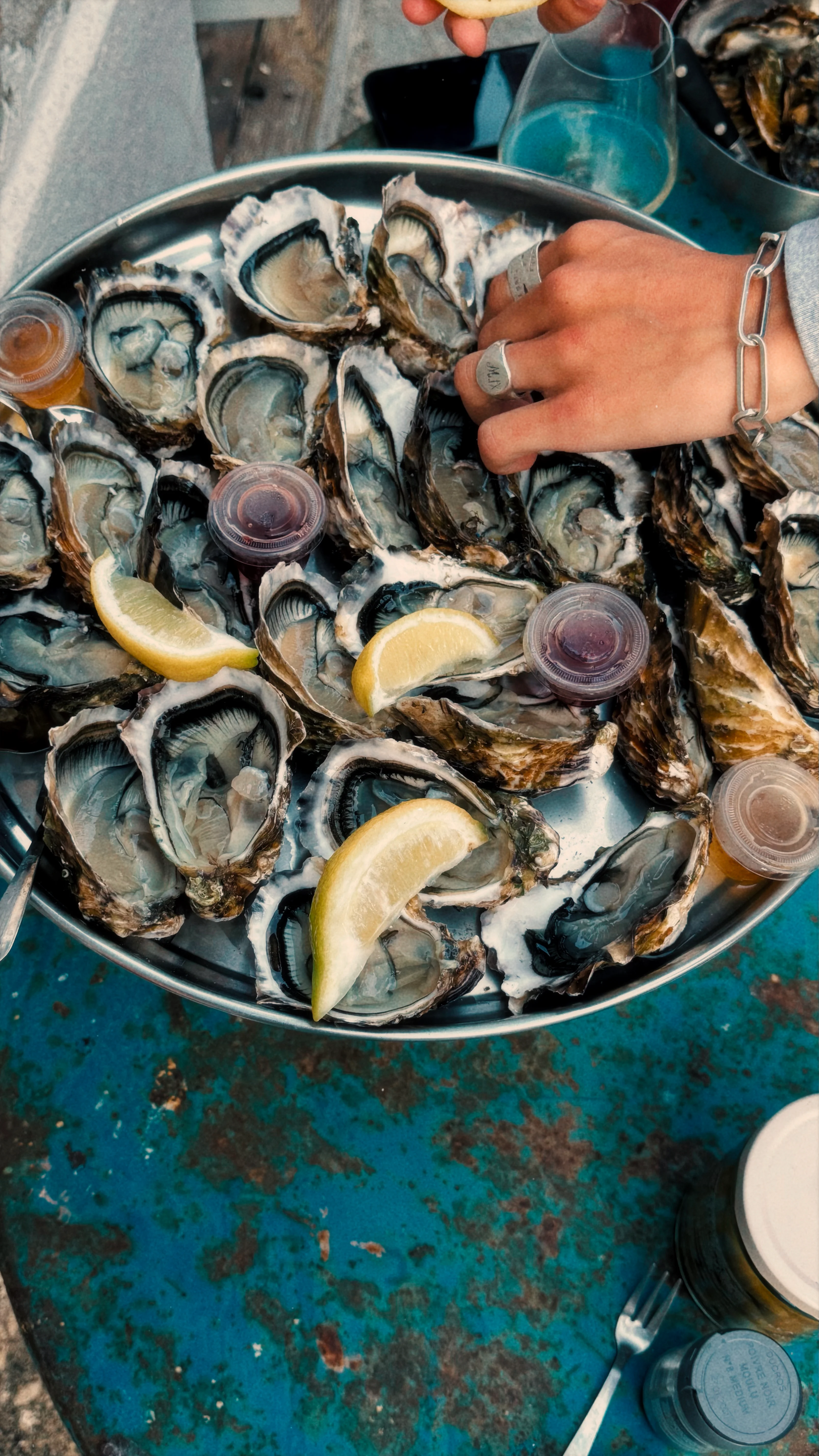 Plateau d'huîtres avec verres de vin